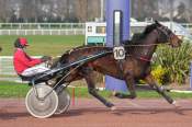 La photo de Kalinka Du Grenat arrivée pmu Prix du Pont Alexandre III à Enghien-Soisy