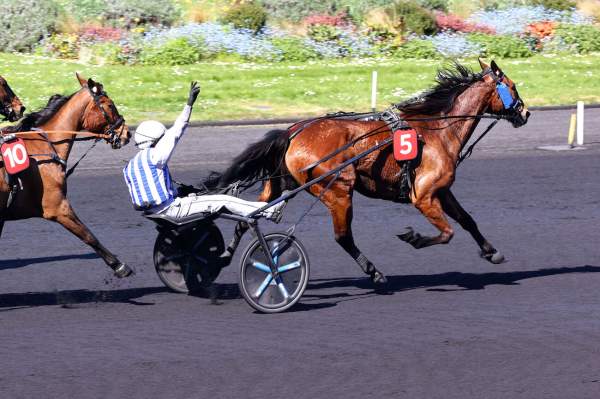 La photo de Inexess Bleu Arrivée Quinté+ Pmu Prix Kerjacques à PARIS-VINCENNES