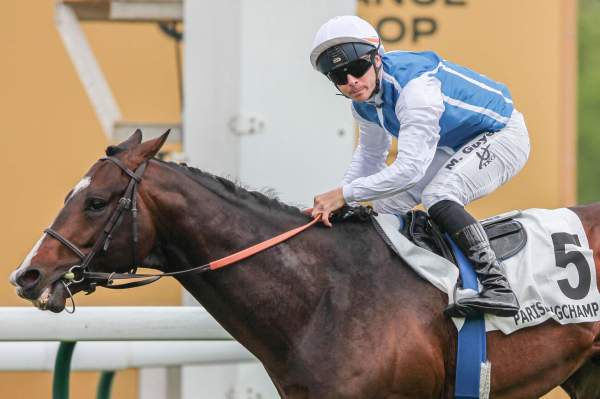 La photo de Sosie Arrivée PMU Prix Ganay à ParisLongchamp. Maxime Guyon