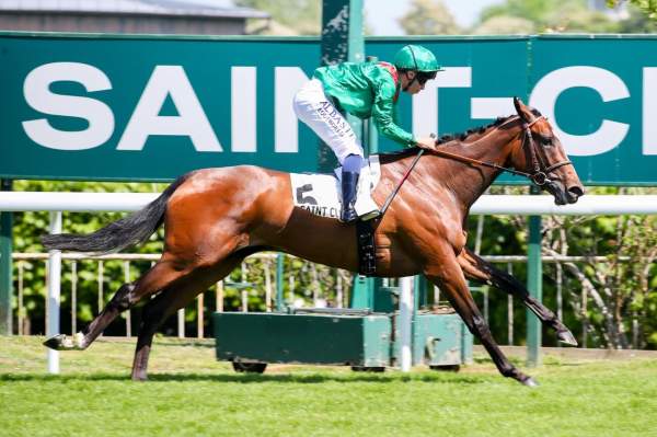 La photo de Vadinska arrivée pmu Prix Fourire à Saint-Cloud