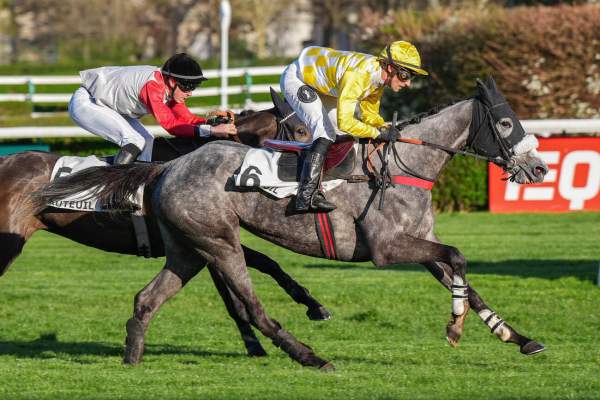 La photo de Melisse Du Mathan Arrivée PMU Prix de Dinard à Auteuil
