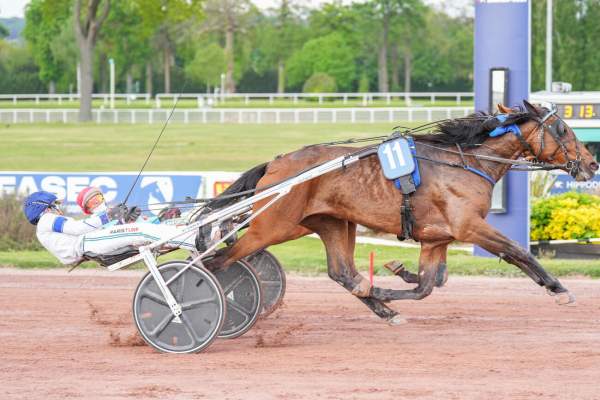 La photo de Madrid Haufor arrivée pmu Prix Tonnac-Villeneuve à Enghien-Soisy