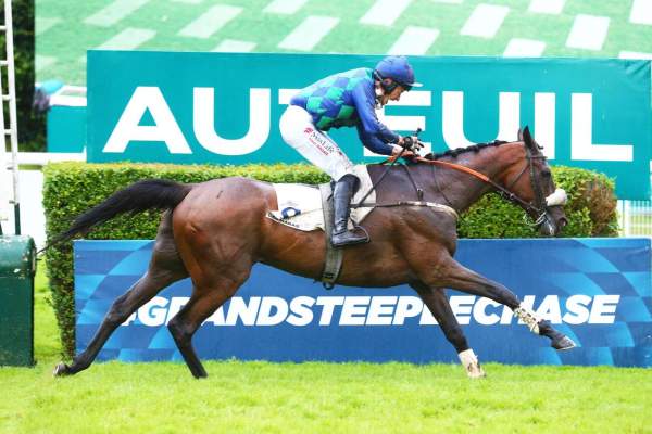 La photo de Sel Jem Arrivée Quinté+ Pmu Le Défi des Haras - Grand Steeple-Chase de Paris à Auteuil