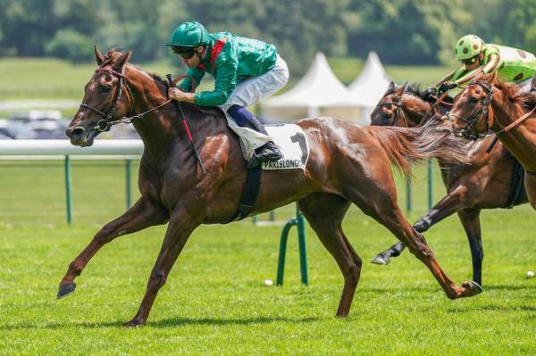 La photo de Varandir arrivée pmu Prix Hocquart (Gr.III) à ParisLongchamp