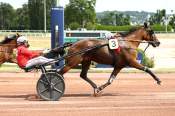La photo de Lisbeth Dry Arrivée pmu Prix de la Celle-Saint-Cloud à Enghien