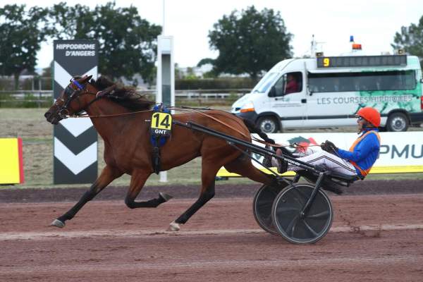 La photo de Jeannette Priory Arrivée Quinté+ Pmu Grand Prix Anjou Loire Metropole (9e étape du GNT) à Angers