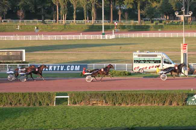 Arrivée quinté pmu PRIX DE LA PLACE DE L'ALMA (GR A) à ENGHIEN