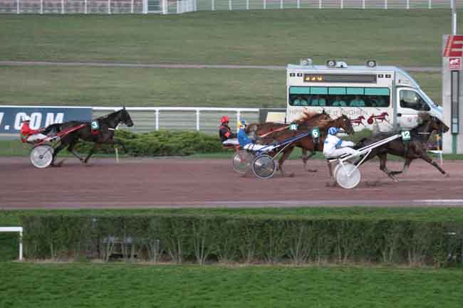 Arrivée quinté pmu PRIX DE LA PLACE DE L'ALMA (GR B) à ENGHIEN