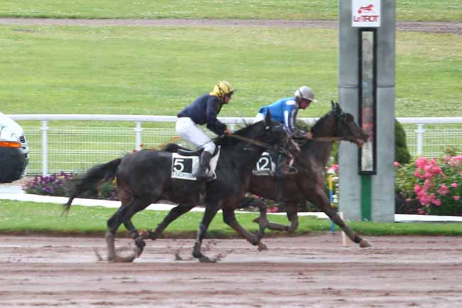 Arrivée quinté pmu PRIX D'ARMENTIERES à ENGHIEN
