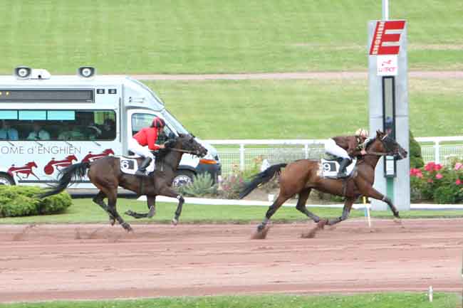 Arrivée quinté pmu PRIX DE LA PLACE D'IENA à ENGHIEN