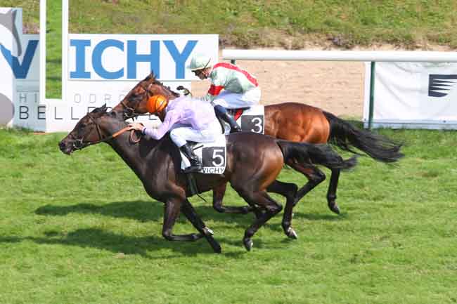 Arrivée quinté pmu PRIX DES ARVERNES (PRIX DES COMPAGNONS DE LA FICELLE) à VICHY
