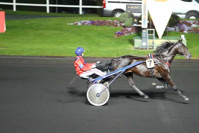 Arrivée quinté pmu PRIX DE LA GARDE REPUBLICAINE - PRIX LUCIA à PARIS-VINCENNES