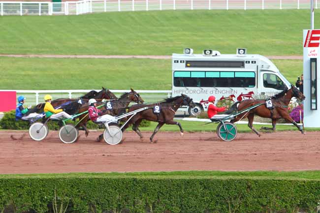 Photo d'arrivée de la course pmu PRIX DES GOBELINS à ENGHIEN le Lundi 12 octobre 2015