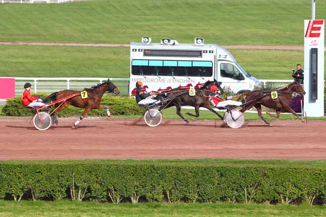 Photo d'arrivée de la course pmu PRIX DU PONT MIRABEAU à ENGHIEN le Lundi 12 octobre 2015