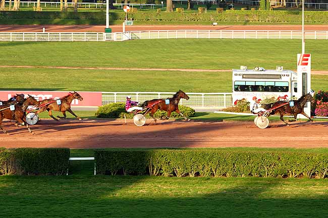 Photo d'arrivée de la course pmu PRIX DE SAINT-MAMET à ENGHIEN le Lundi 12 octobre 2015