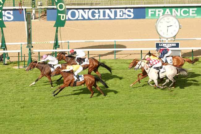 Photo d'arrivée de la course pmu PRIX CASIMIR DELAMARRE à CHANTILLY le Dimanche 18 octobre 2015