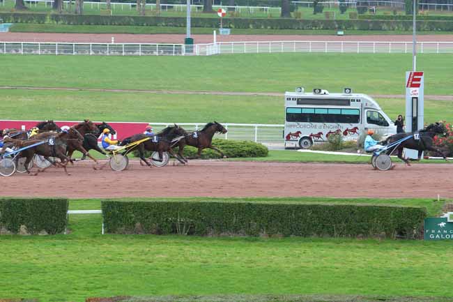 Photo d'arrivée de la course pmu PRIX DE POMAREZ à ENGHIEN le Lundi 19 octobre 2015