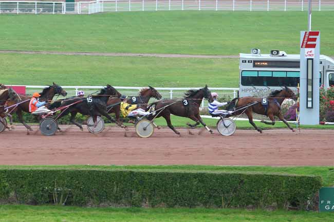 Photo d'arrivée de la course pmu PRIX DE THIEZAC à ENGHIEN le Lundi 19 octobre 2015