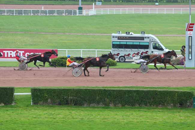 Photo d'arrivée de la course pmu PRIX DE LA PLACE SAINT-CHARLES à ENGHIEN le Lundi 19 octobre 2015