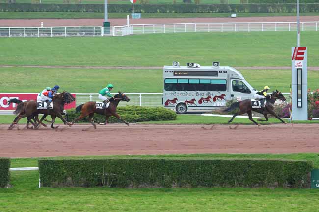 Photo d'arrivée de la course pmu PRIX DE MAINVILLIERS à ENGHIEN le Lundi 19 octobre 2015