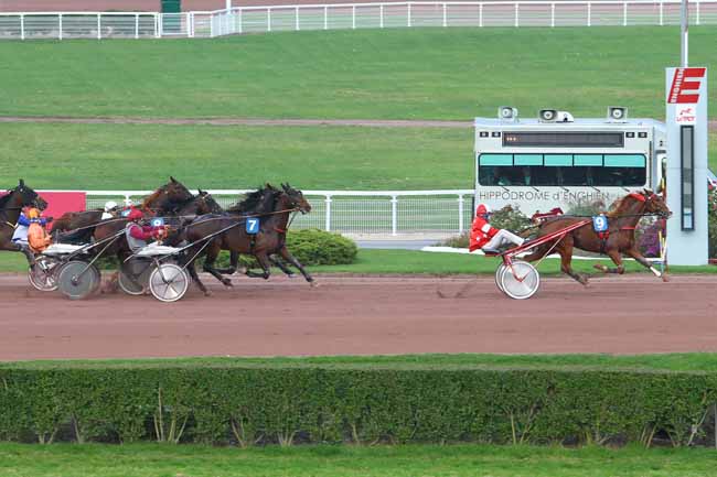 Photo d'arrivée de la course pmu PRIX DU PALAIS ROYAL à ENGHIEN le Lundi 19 octobre 2015