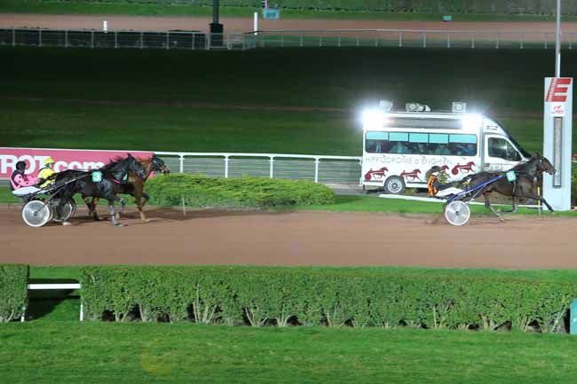Photo d'arrivée de la course pmu PRIX DU BAS-RHIN à ENGHIEN le Mercredi 21 octobre 2015