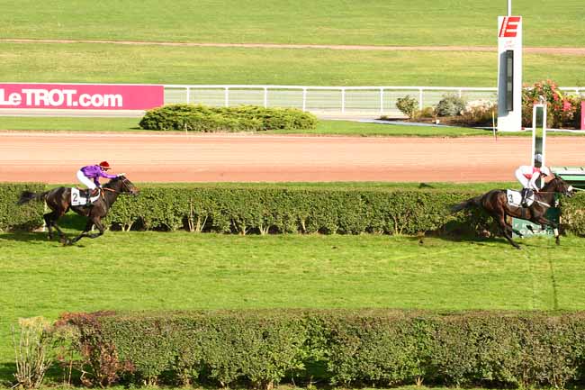 Photo d'arrivée de la course pmu PRIX DE BOURGES à ENGHIEN le Samedi 24 octobre 2015