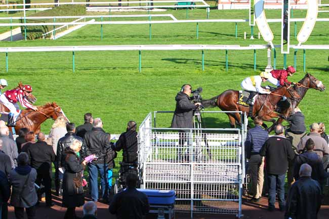 Photo d'arrivée de la course pmu PRIX DU BERVAL à COMPIEGNE le Lundi 26 octobre 2015