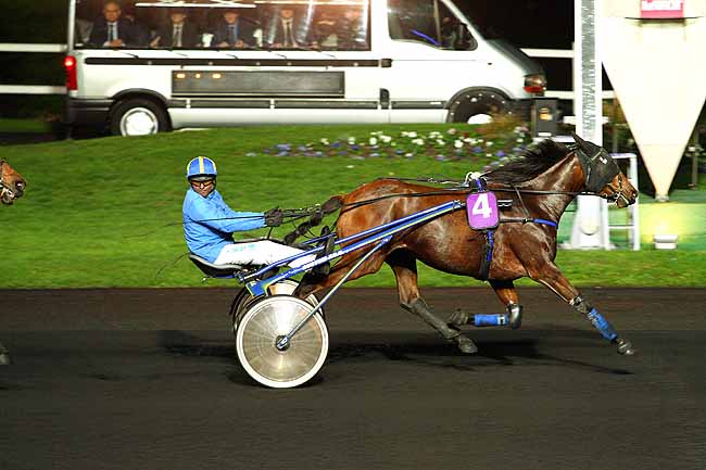 Photo d'arrivée de la course pmu PRIX LUCRETIA à PARIS-VINCENNES le Mardi 27 octobre 2015