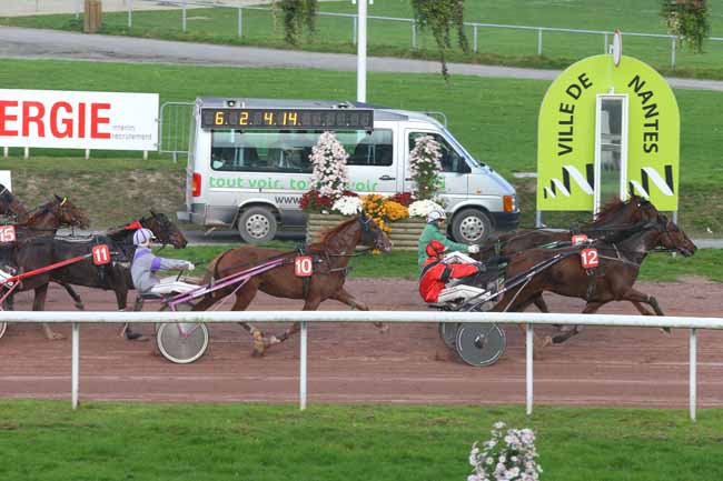 Photo d'arrivée de la course pmu GRAND PRIX DES 5 ANS (GR A) à NANTES le Mercredi 4 novembre 2015