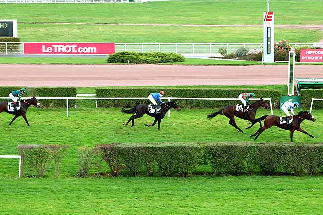 Photo d'arrivée de la course pmu PRIX DU COMTAT VENAISSIN à ENGHIEN le Mercredi 4 novembre 2015