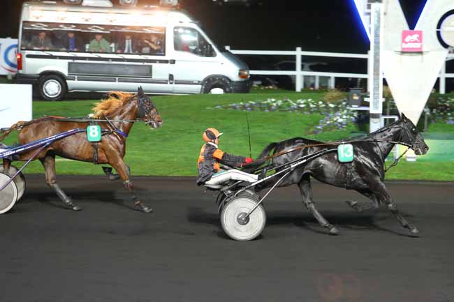 Photo d'arrivée de la course pmu PRIX CAMPANUS à PARIS-VINCENNES le Vendredi 6 novembre 2015