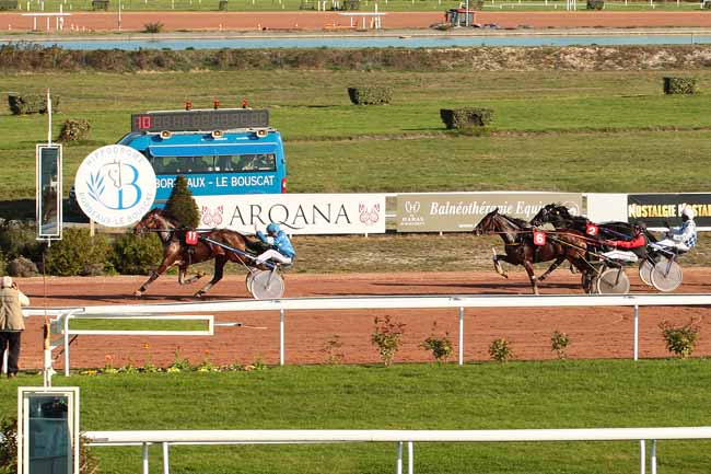 Photo d'arrivée de la course pmu PRIX DE L'HIPPODROME D'AGEN à BORDEAUX-LE BOUSCAT le Dimanche 15 novembre 2015