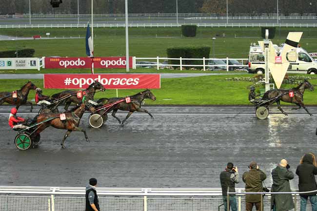 Photo d'arrivée de la course pmu PRIX DE COSSE-LE-VIVIEN à PARIS-VINCENNES le Samedi 21 novembre 2015