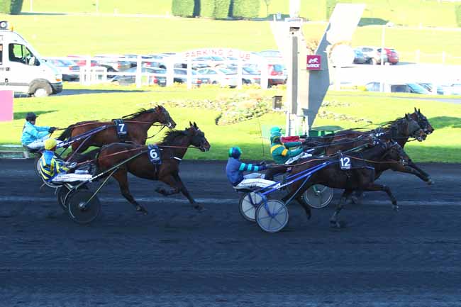 Photo d'arrivée de la course pmu PRIX DE MESLAY-DU-MAINE à PARIS-VINCENNES le Lundi 23 novembre 2015