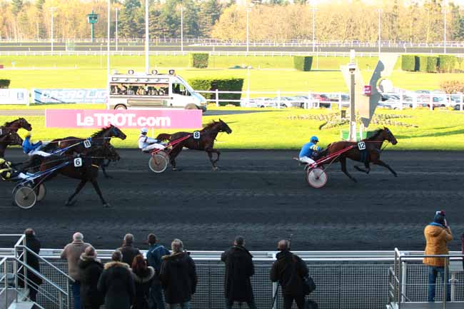 Photo d'arrivée de la course pmu PRIX DE VAUMAS (GR A) à PARIS-VINCENNES le Lundi 23 novembre 2015