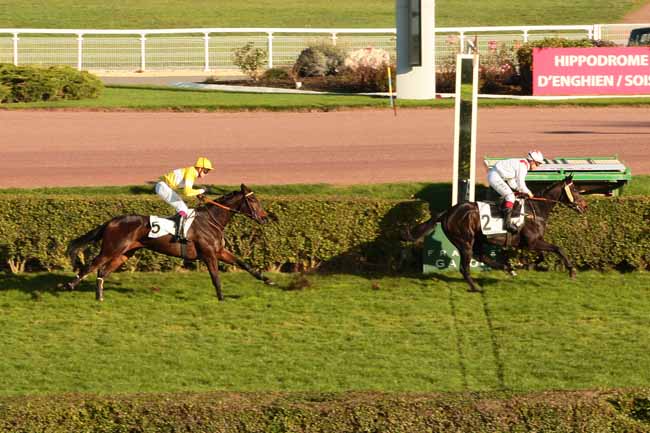 Photo d'arrivée de la course pmu PRIX VERTIGE à ENGHIEN le Lundi 23 novembre 2015