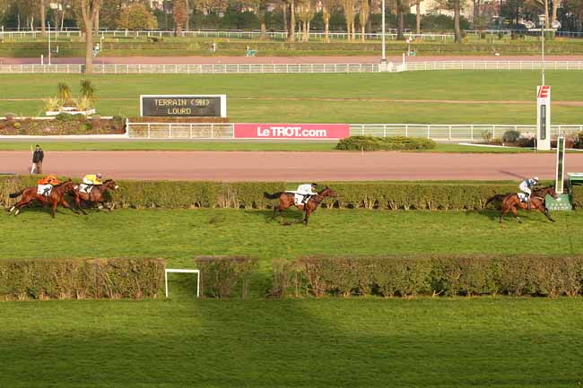 Photo d'arrivée de la course pmu PRIX LEOPOLD D'ORSETTI - GRANDE COURSE DE HAIES D'ENGHIEN à ENGHIEN le Lundi 23 novembre 2015