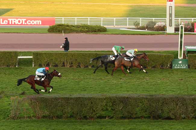 Photo d'arrivée de la course pmu PRIX DE LA CROIX DAUPHINE à ENGHIEN le Lundi 23 novembre 2015