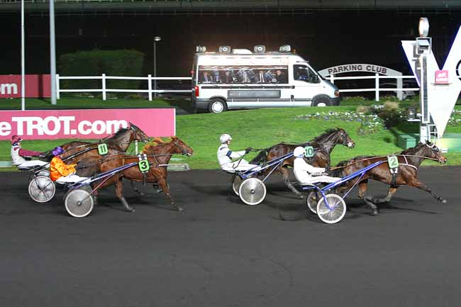 Photo d'arrivée de la course pmu PRIX VOURASIE à PARIS-VINCENNES le Samedi 5 décembre 2015