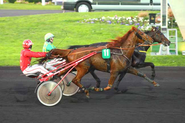 Photo d'arrivée de la course pmu PRIX DE NOISY-LE-SEC à PARIS-VINCENNES le Lundi 7 décembre 2015