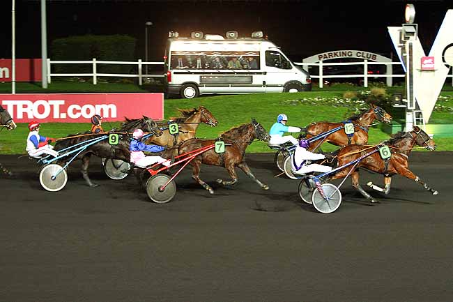 Photo d'arrivée de la course pmu PRIX DU MORBIHAN à PARIS-VINCENNES le Jeudi 10 décembre 2015