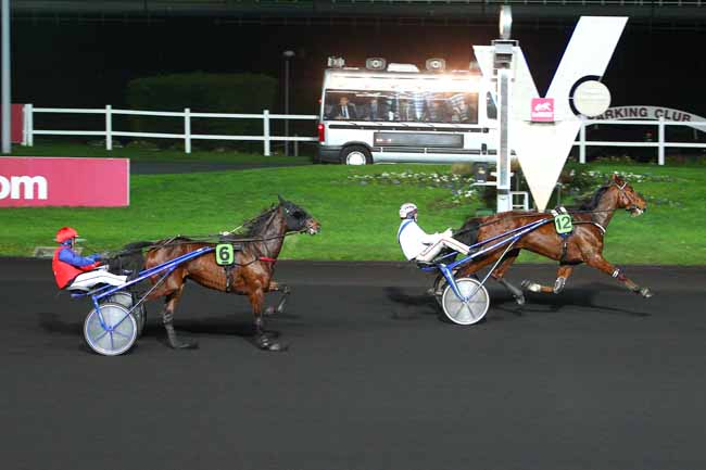 Photo d'arrivée de la course pmu PRIX DE CHAMBLY à PARIS-VINCENNES le Vendredi 11 décembre 2015