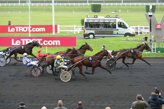 Photo d'arrivée de la course pmu PRIX D'HAUTEFORT à PARIS-VINCENNES le Samedi 12 décembre 2015