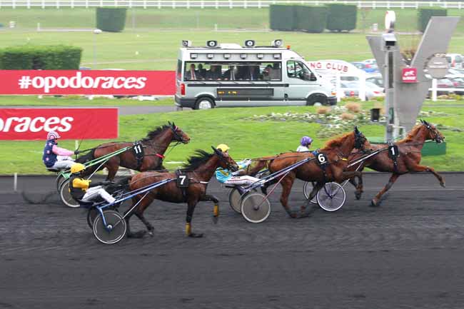 Photo d'arrivée de la course pmu PRIX DES JACINTHES à PARIS-VINCENNES le Dimanche 13 décembre 2015