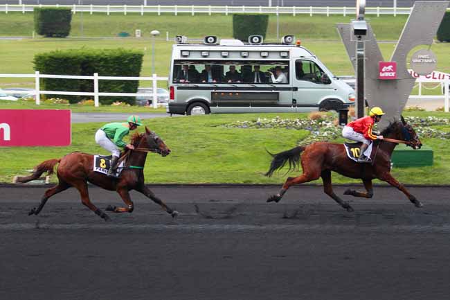 Photo d'arrivée de la course pmu PRIX DE L'ANGOUMOIS à PARIS-VINCENNES le Mardi 15 décembre 2015
