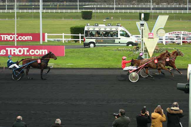 Photo d'arrivée de la course pmu PRIX DE BEAUVAIS à PARIS-VINCENNES le Mercredi 16 décembre 2015