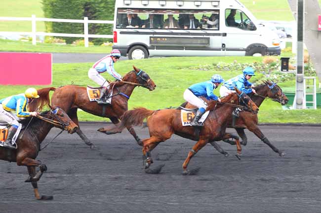 Photo d'arrivée de la course pmu PRIX DE CHAMALIERES à PARIS-VINCENNES le Vendredi 18 décembre 2015