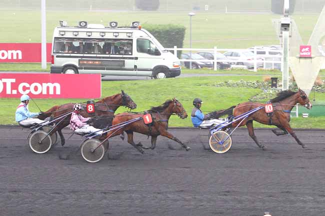 Photo d'arrivée de la course pmu PRIX DES GLAIEULS (GR A) à PARIS-VINCENNES le Vendredi 18 décembre 2015