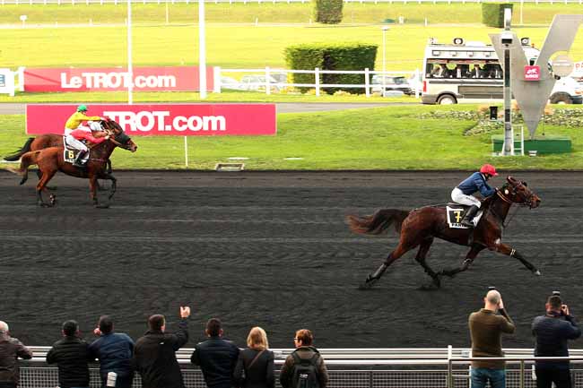 Photo d'arrivée de la course pmu PRIX DE LANGEAC à PARIS-VINCENNES le Samedi 19 décembre 2015